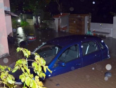 Δραματικές στιγμές! Χειμαρρώδη νερά παρασύρουν αυτοκίνητο στο Κιάτο (φώτο-βίντεο)